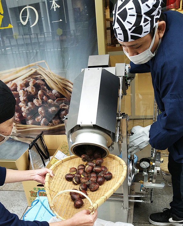 焼き栗の実演販売