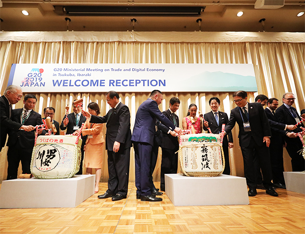 G20茨城つくば貿易・デジタル経済大臣会合での県産食材によるおもてなし　参加者による鏡開きの様子