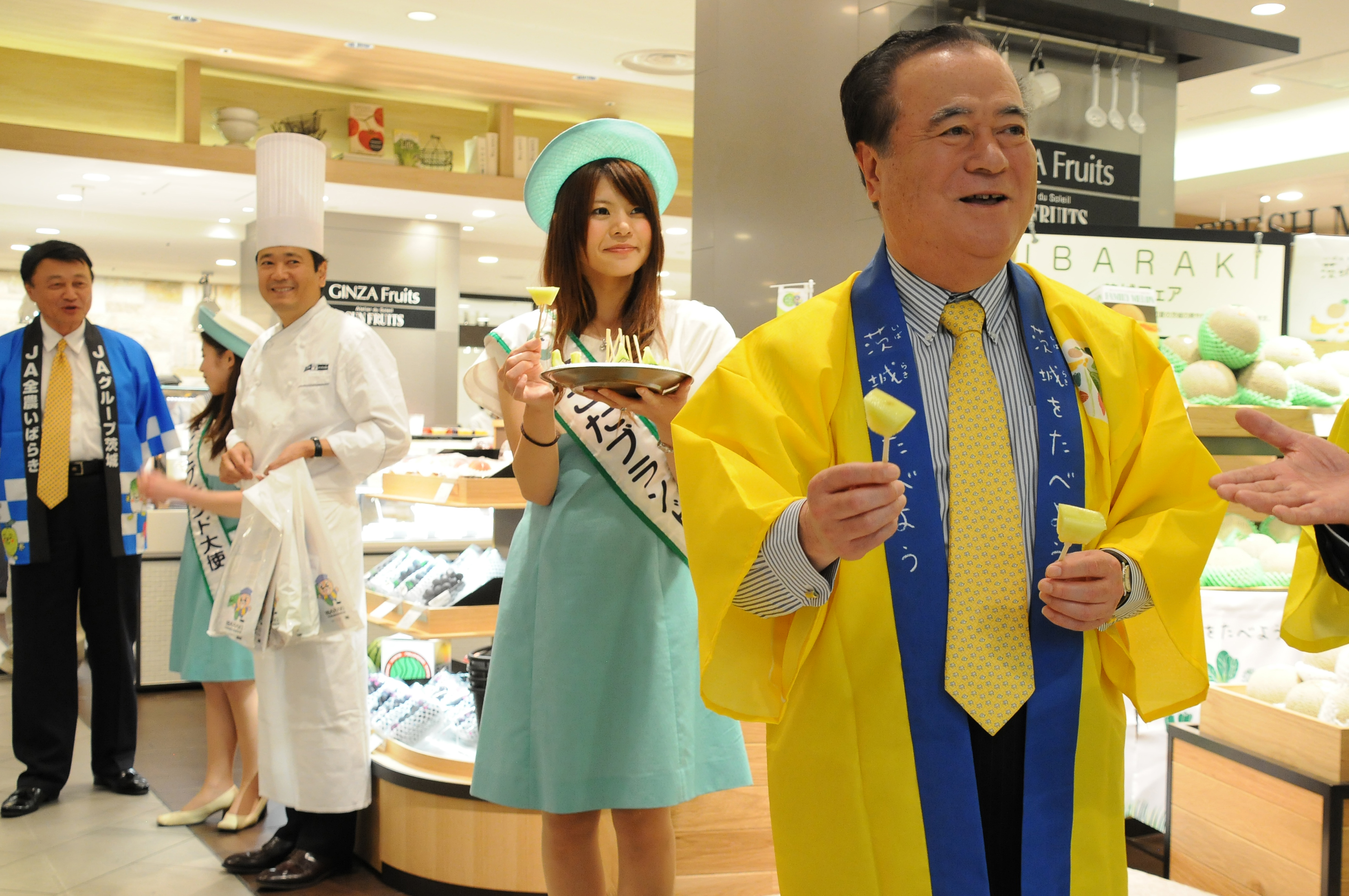 茨城県知事橋本昌氏イバラキングの試食配布　ToshiYoroizuka代表の鎧塚俊彦氏メロンのギモーブプレゼント