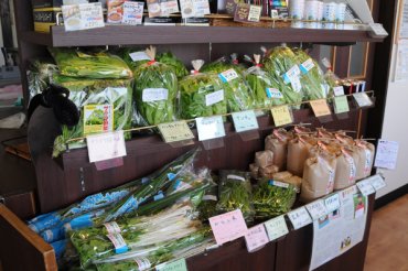 店内では新鮮な野菜の販売も