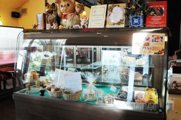 レストランママノエル　店内ショーケース