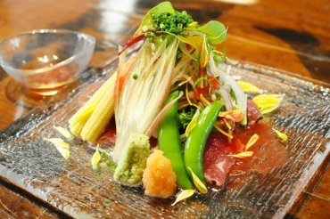 常陸牛のタタキ 夏野菜色々  ～トマト ポン酢ソースで