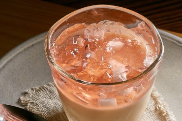 季節の茨城県産フルーツ(梨)入り常陸乃梅露茜ゼリーとクリームババロアグラスケーキ