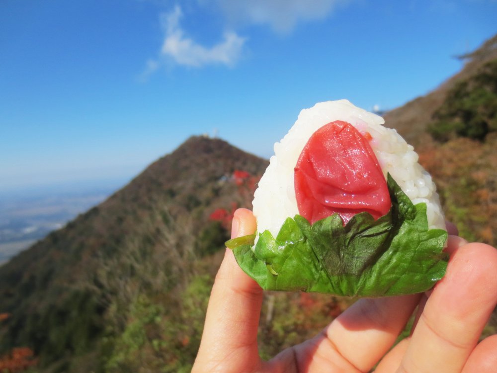 筑波山男体山とふくまるおむすび