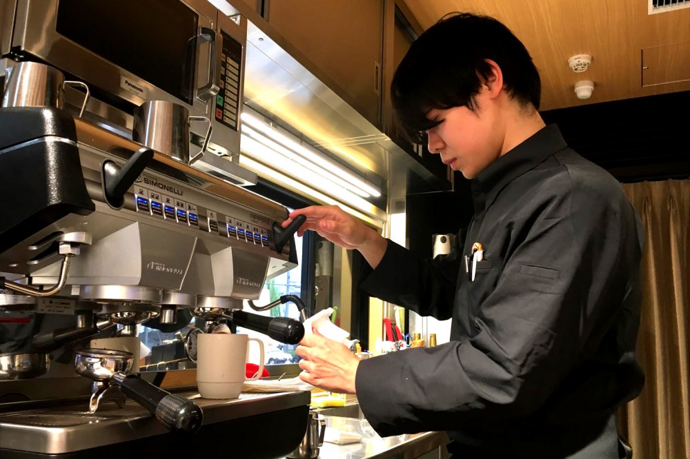 スタッフが丁寧にコーヒーを淹れてくれます。