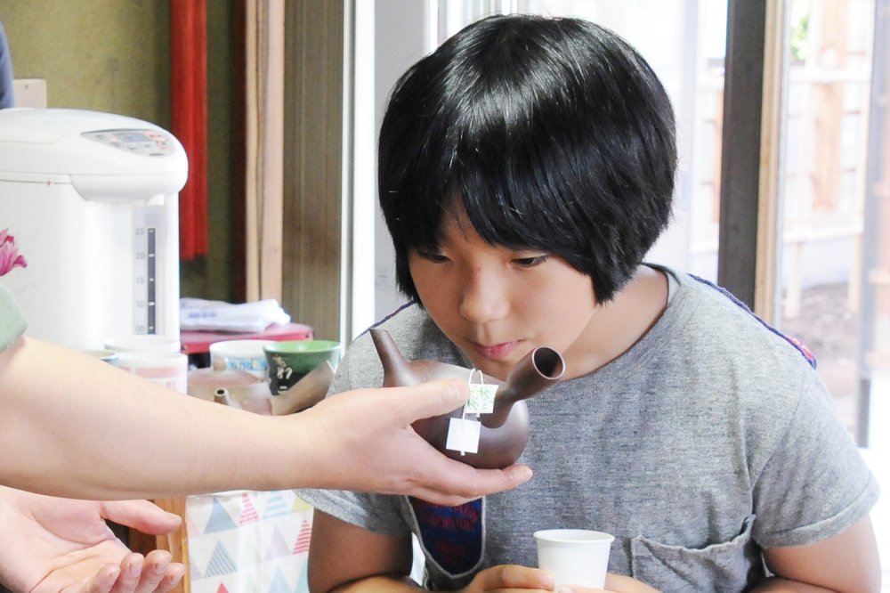 「花のような香りがしたり、スパイシーな味わいだったり。お茶の世界は奥が深い。」と湊くん。