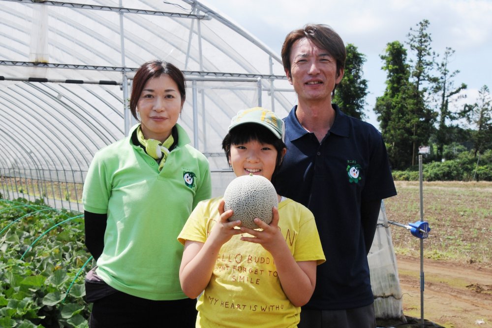 JAほこた メロン部会 方波見(かたばみ)嘉弘さん、裕美さんと湊くん。