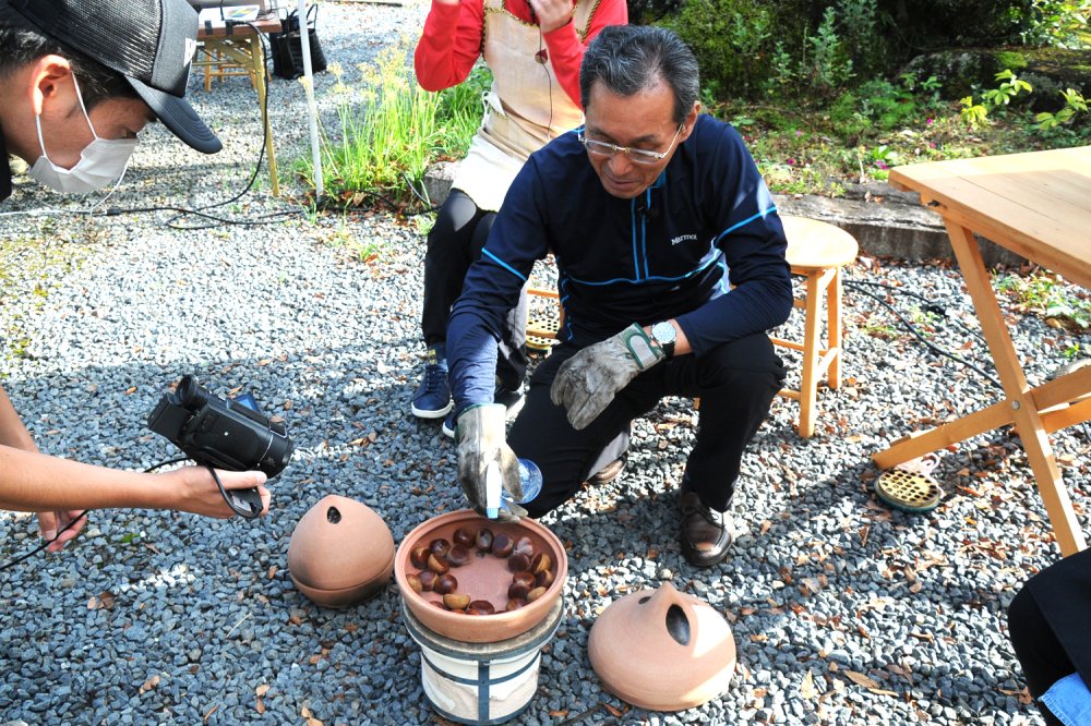 焼き栗のポイントを説明しながら参加者と一緒に焼き栗を作る