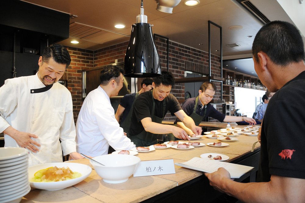 試食を振舞う参加店舗の料理人