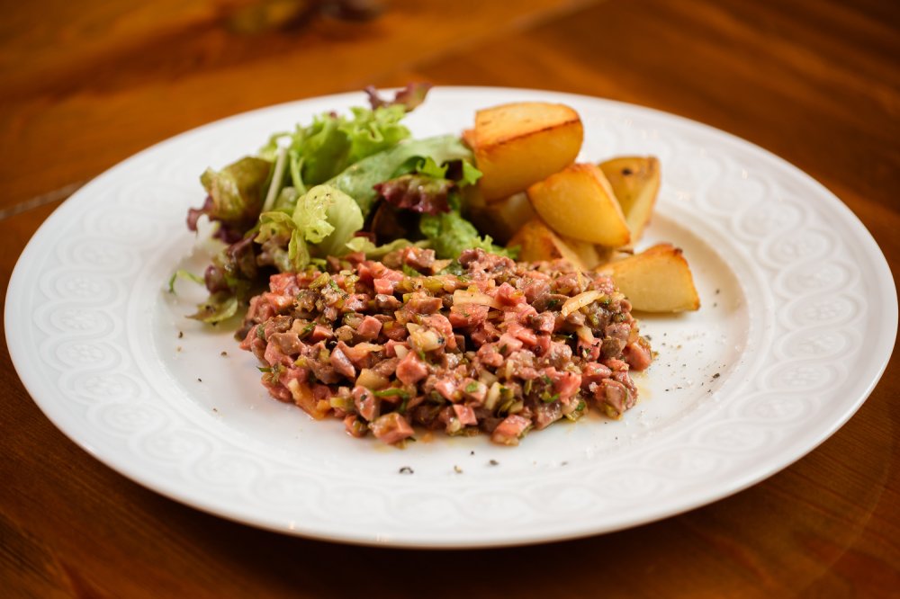 常陸牛のモモ肉を低温で調理し、レアの食感に仕上げたお酒が進むタルタルステーキ。