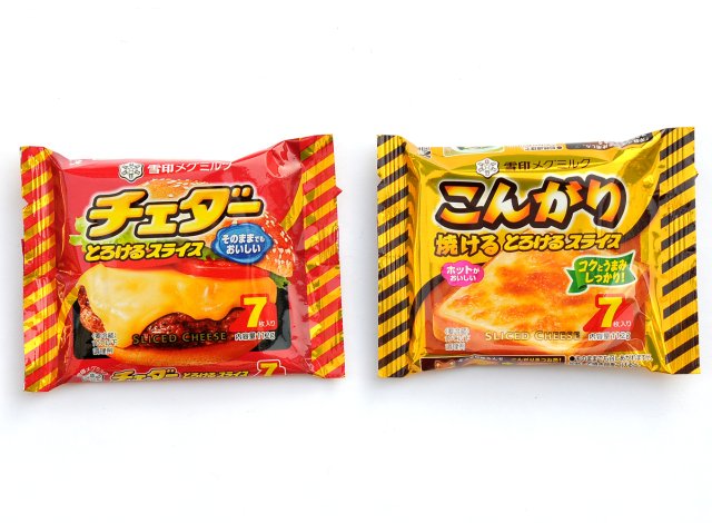 チェダーとろけるチーズ、こんがり焼けるとろけるスライス