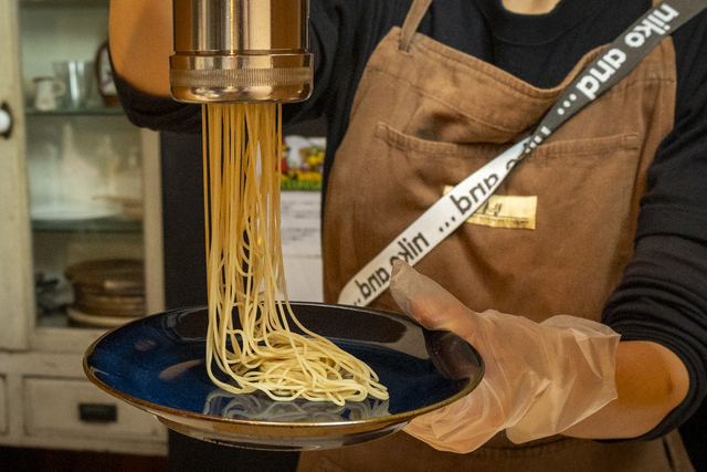 自社農園で育てた栗を100％使った濃厚な自家製モンブランをクレープやソフトクリームにトッピングも可能！（モンブランのみの注文はできません）