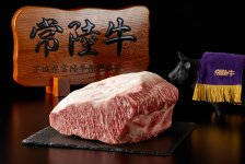 常陸牛 煌　銅像とロースブロック塊肉