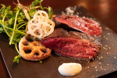 藁で燻した常陸牛のロースト茨城の野菜添え