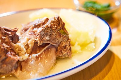 常陸牛のウデ肉の赤ワイン風味 ジャガイモとトリュフのピューレ