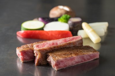 ５　STEAK HOUSE 彩　サーロインとヒレのステーキ