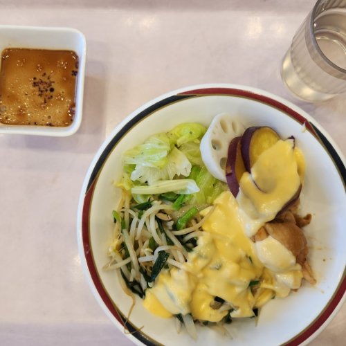 野菜たっぷり　チーズタッカルビ丼＆「牛乳とまぜるだけ 雪印コーヒーのもと」でつくる！ プリン(11月茨城県×雪印メグミルク　減塩レシピ)