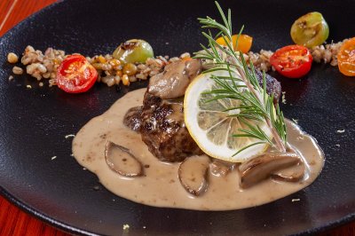 ビストロ　ジョー　BISTRO J_O　常陸⽜煌の炭⽕焼きハンバーグ　ポルチーニとレモンのクリームソース