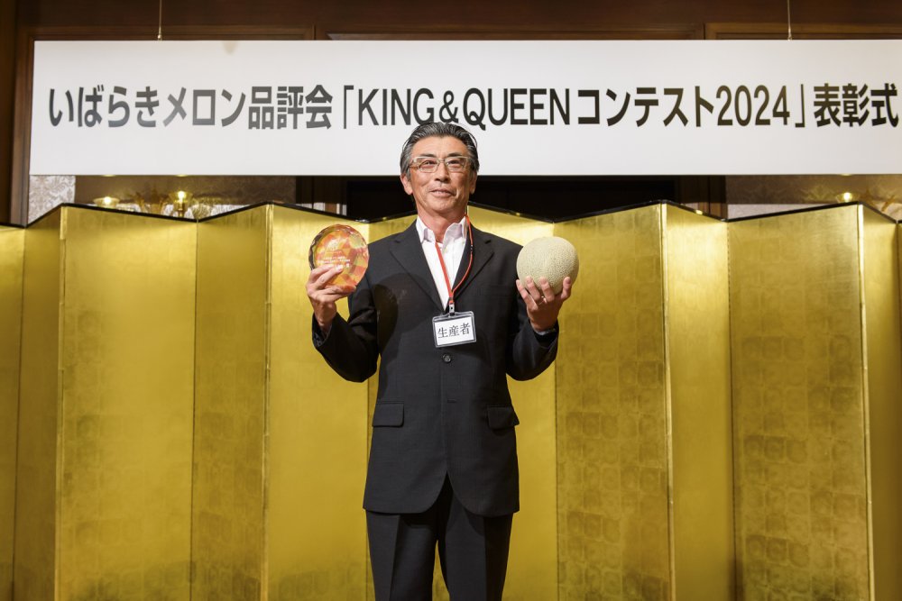 「赤肉メロン部門」ゴールドマイスター賞を受賞したメロン（クインシー）と石田 和徳さん