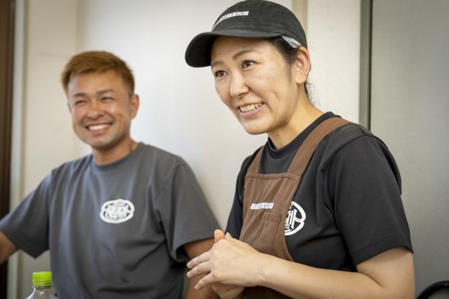 店舗を支えるのは妻の菊地祐子さんの仕事！旦那さんのアイデアをきっちり受け止めています