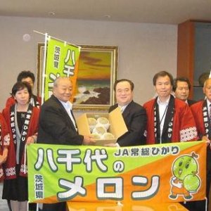 八千代町・JA常総ひかり八千代地区メロン部会が県庁で「タカミメロン」をＰＲ