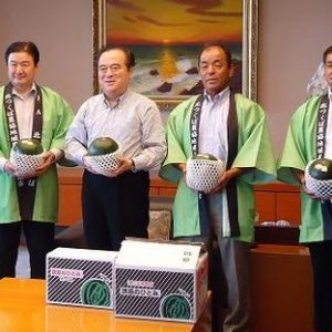 桜川市・JA北つくばこだま西瓜部会が「黒こだま西瓜」を県庁でPR