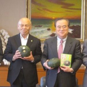 ＪＡ稲敷が県庁で「江戸崎かぼちゃ」をＰＲ