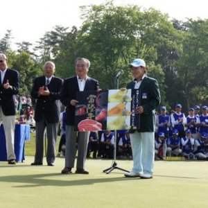 日本ゴルフツアー選手権優勝者の藤本佳則選手に，「いばらきメロン」と「常陸牛」を贈呈しました！