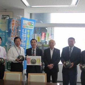 ＪＡ稲敷が県庁で「江戸崎かぼちゃ」をＰＲ